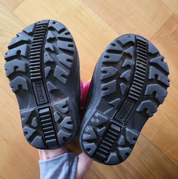 Girls Toddler Sorel Boots, Size 4 - Picture 9 of 11